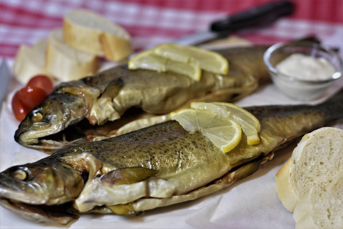 Păstrăv la cuptor cu lămâie și pătrunjel